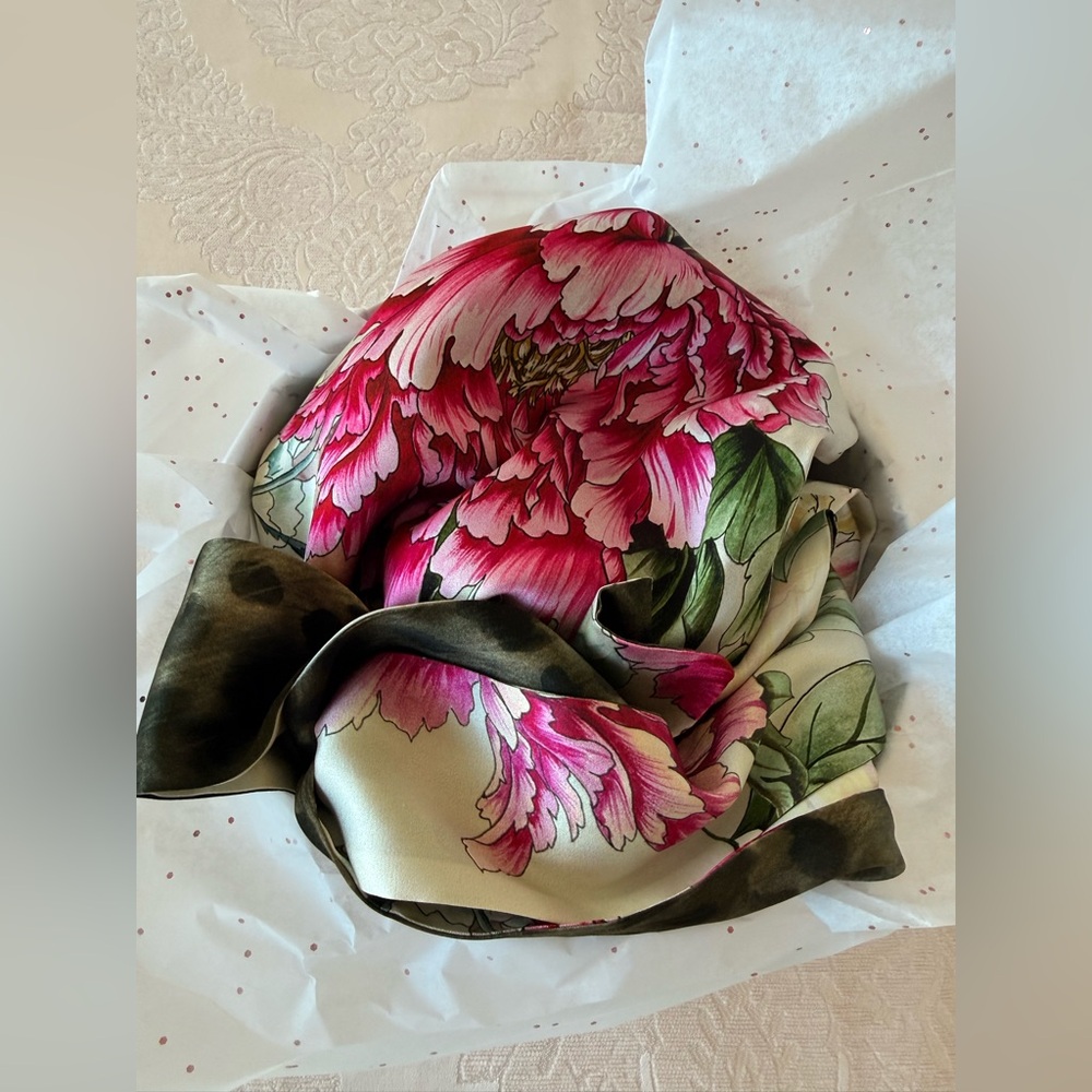 94% Silk Gardenia Robe by Adriana Iglesias - Picture 13 of 15